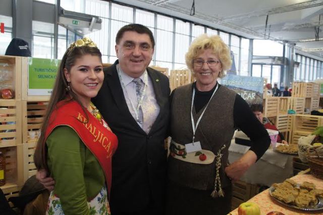 10. kraljic ajabolk Taja Gril, predsednik TZS Peter Misja in predsednica TD Selnica ob Dravi Ivanka Frešer
